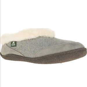 Never worn kamik slippers